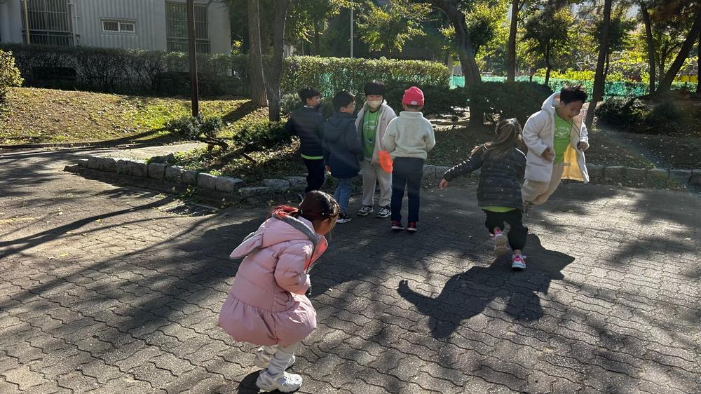 공원 산책로를 따라 걷는 숲 수업