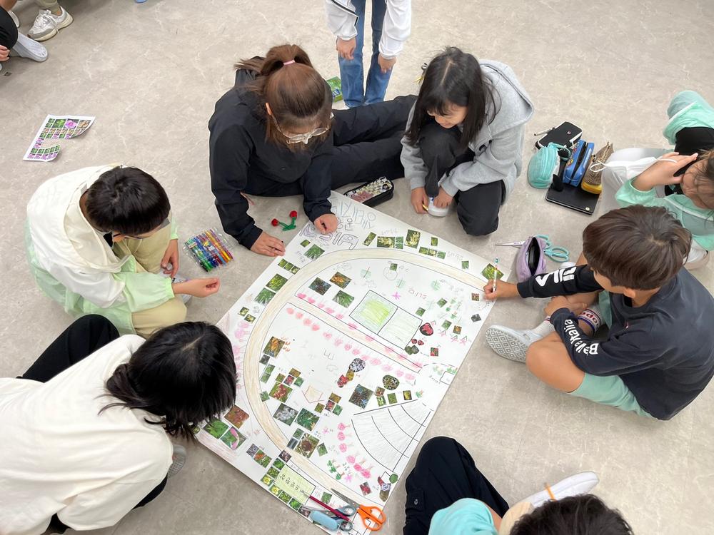 큰 활동지를 펼쳐 놓고 하는 모둠 활동