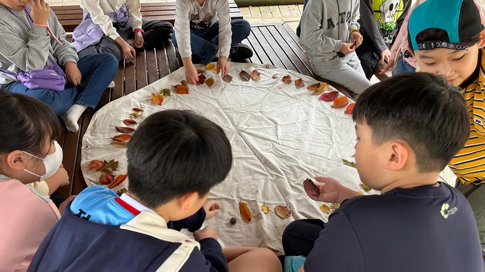 다 함께 둘러앉아 완성한 낙엽 작품