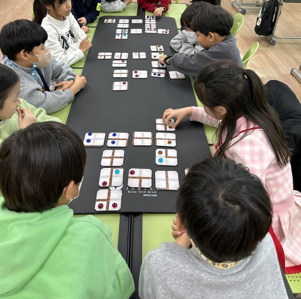 카드를 펼쳐 놓고 하는 보드게임 수업