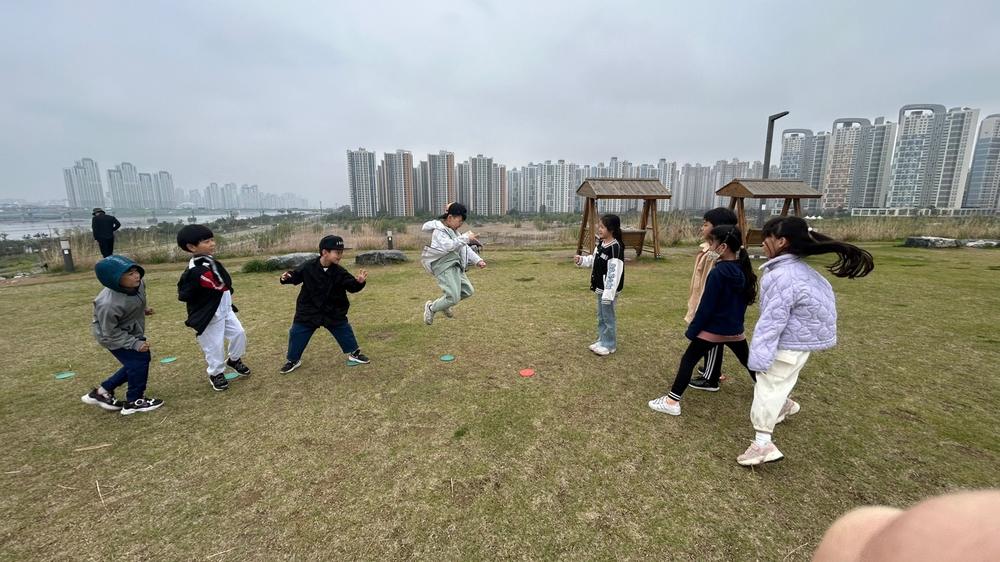넓은 잔디밭에서 마음껏 뛰기